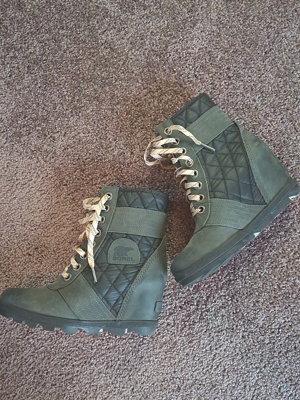 Sorel Lexie Wedge Gray And Black Quilted Lace-Up Boots With Pastel Pink Laces